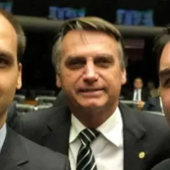 Após operação contra o pai, Flávio Bolsonaro critica tarifa dos EUA e sugere sanções a quem “implodiu a democracia do país”