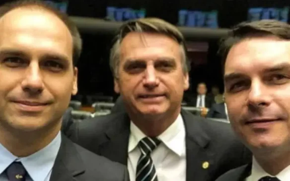 Após operação contra o pai, Flávio Bolsonaro critica tarifa dos EUA e sugere sanções a quem “implodiu a democracia do país”