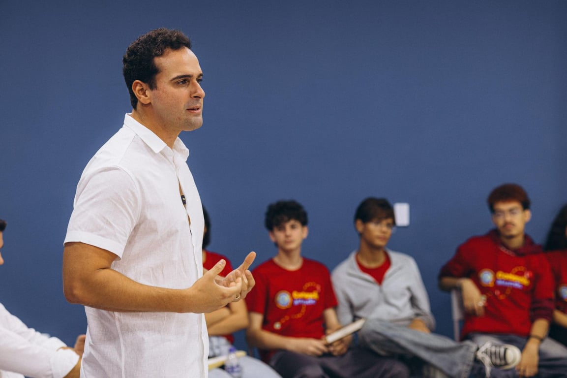 Vice-governador Lucas Ribeiro dialoga com estudantes que vivenciaram intercâmbio na China pelo Conexão Mundo e celebra novo edital do programa