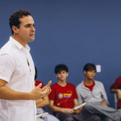 Vice-governador Lucas Ribeiro dialoga com estudantes que vivenciaram intercâmbio na China pelo Conexão Mundo e celebra novo edital do programa