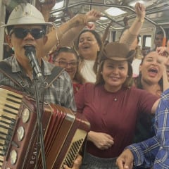 Usuários do CRAS de Bayeux participam de festa junina no trem do forró