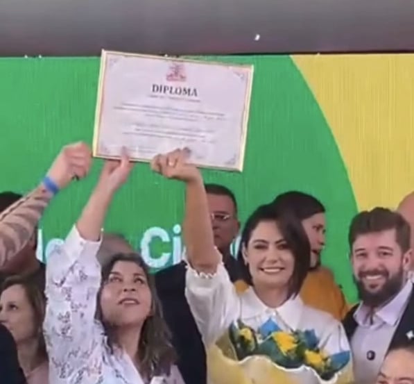Michelle Bolsonaro chega a João Pessoa e recebe título de cidadã pessoense; veja o momento