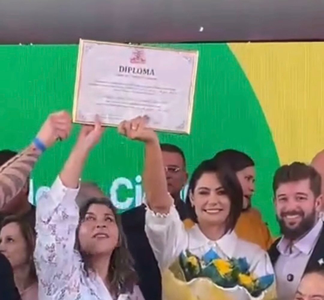 Michelle Bolsonaro chega a João Pessoa e recebe título de cidadã pessoense; veja o momento