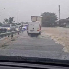 ALERTA: Riacho transborda em ponto da BR-230 na cidade de Bayeux