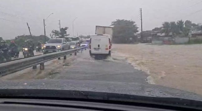 ALERTA: Riacho transborda em ponto da BR-230 na cidade de Bayeux
