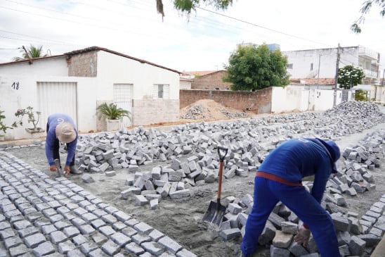 Prefeitura de Patos avança com obras de calçamento em diversos bairros da cidade
