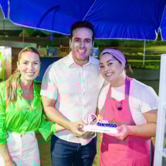 Vice-governador Lucas Ribeiro entrega troféu ‘Caso de Sucesso' do Empreender a confeiteira que viralizou vendendo bolos no São João de Campina Grande