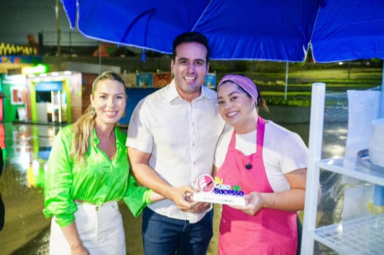 Vice-governador Lucas Ribeiro entrega troféu ‘Caso de Sucesso' do Empreender a confeiteira que viralizou vendendo bolos no São João de Campina Grande