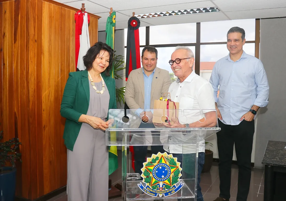 Cícero Lucena firma parceria com TRT-13 para uso compartilhado de prédio no Centro Histórico Cícero Lucena firma parceria com TRT-13 para uso compartilhado de prédio no Centro Histórico
