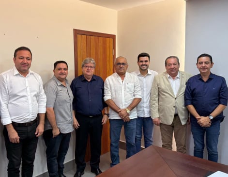 Prefeito de Pedras de Fogo oficializa adesão ao grupo de João Azevêdo