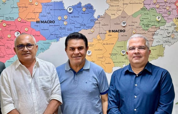 Deputado Wilson Santiago e prefeito de Pedras de Fogo, Ba Barros, discutem melhorias na saúde do município
