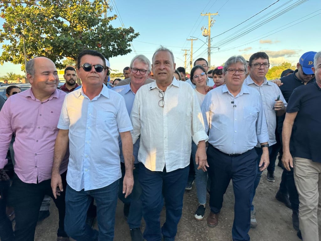 João Azevêdo visita Salgado de São Félix e ao lado do prefeito, inspeciona obras de infraestrutura viária; investimentos superam R$ 36 milhões