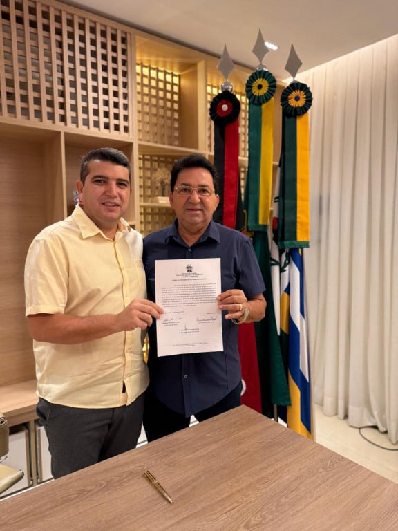Prefeito de São Bento, Gerfeson Carnaúba, transfere, temporariamente, o cargo ao vice-prefeito Francisco Crente