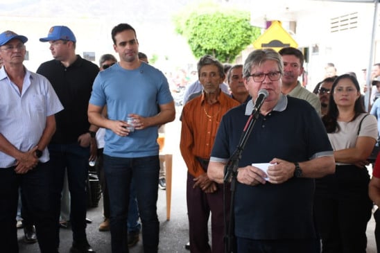 João Azevêdo entrega escola, creche, ginásio, estradas e inspeciona obras em Jericó e Lagoa