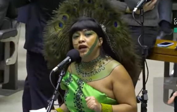 Confusão na Câmara: Kim ironiza cocar, e Célia reage — “me respeita, deputado reborn”