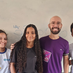 Giovana, Maria Vitória e Victor Emanuel (da esquerda para a direita) integram a equipe. O professor Bruno Chaves (de blusa roxa) orienta o grupo - Foto: Acervo pessoal/Bruno Chaves