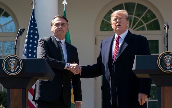Em tom de ameaça, Trump defende Bolsonaro pela 1ª vez e provoca Lula