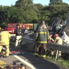 Carreta carregada de madeira tomba e deixa motorista preso às ferragens na BR-230 em Santa Rita