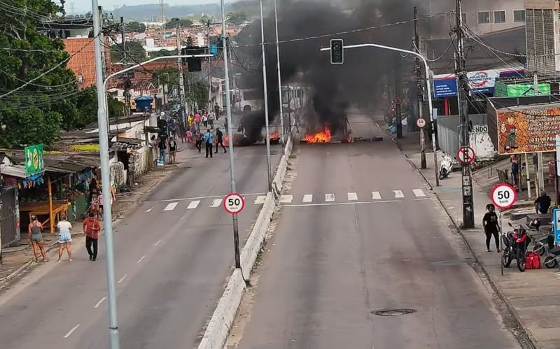 Feirantes protestam contra mudança de local do Mercado de Oitizeiro, em João Pessoa
