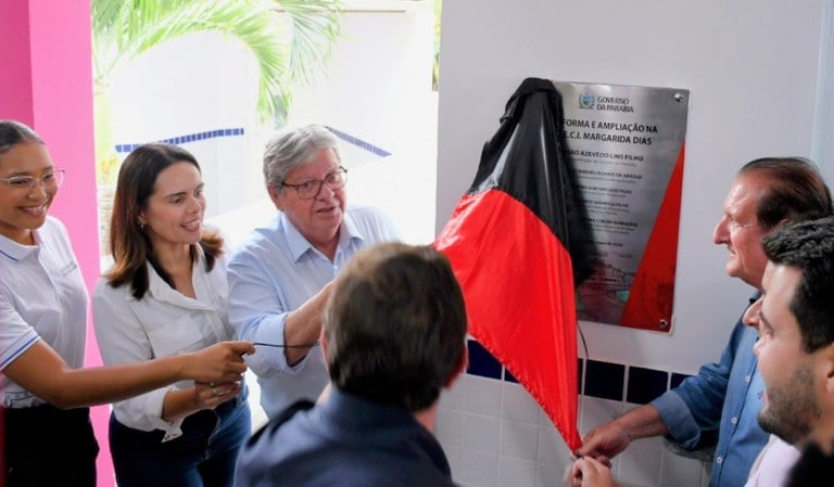 João Azevêdo entrega reforma de escola e pavimentação asfáltica em Pedro Régis e destaca presença do governo nos municípios