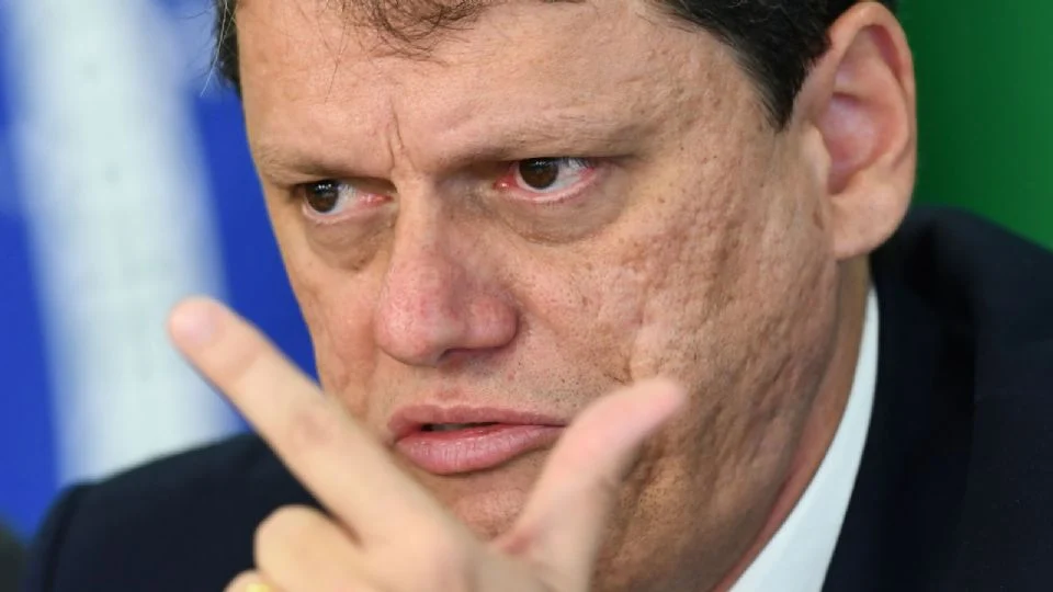 PSOL protocola pedido de impeachment de Tarcísio de Freitas por suposto apoio à fuga de Bolsonaro e submissão a chantagem internacional