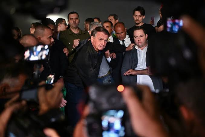 Defesa de Bolsonaro diz que ele "não sabia" estar proibido de dar entrevistas; ex-presidente promente manter silêncio