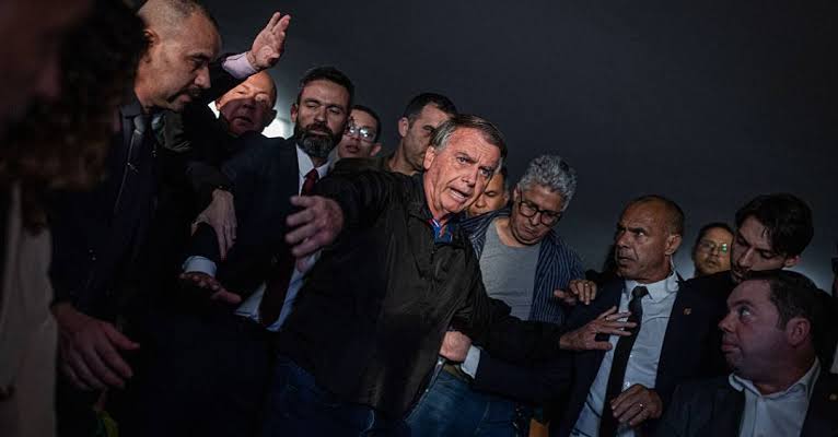 Moraes diz que descumprimento de Bolsonaro é “irregularidade isolada” e que nova infração pode levá-lo à prisão