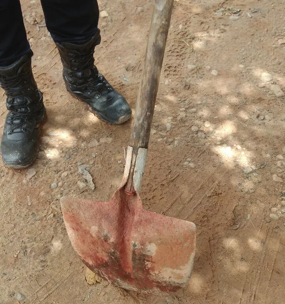 Homem tenta matar mulher com golpes de pá em Araruna