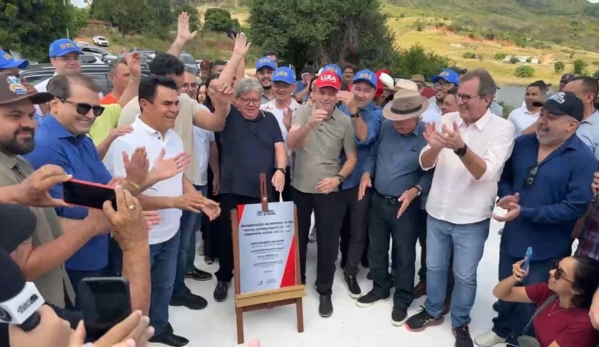 Em dia histórico, João Azevêdo entrega Estrada de Boqueirão em Cajazeiras