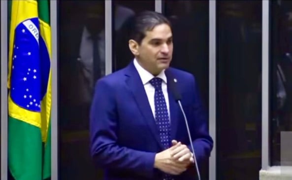 Projeto de Murilo Galdino que garante intérpretes de LIBRAS em pontos turísticos avança na Câmara dos Deputados