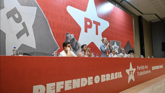 Quase três milhões de petistas elegem novas direções no país