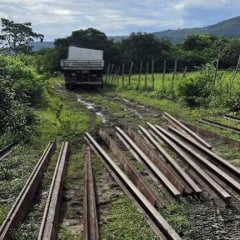 Homem é preso ao tentar furtar trilhos de trem em Mogeiro