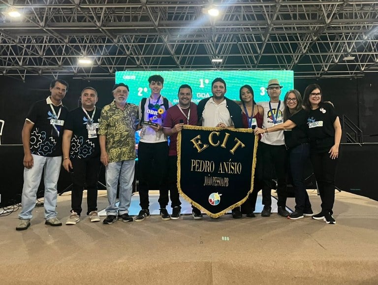 Equipe de robótica da ECIT Pedro Anísio conquista 1º lugar e garante vaga na Competição Brasileira de Robótica