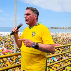 Rio de Janeiro/RJ - 16/03/2025 - Jair Bolsonaro pede anistia para condenados do 8/1, em ato na praia de Copacabana. Foto: RS/Fotos Públicas