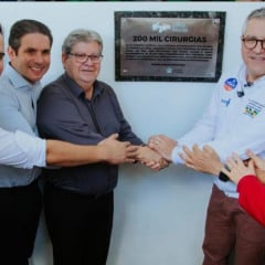 Governador esteve ao lado de Padilha, Hugo Motta e Lucas Ribeiro durante agenda no Sertão; construção do Hospital de Trauma e ampliação de leitos foram vistoriadas