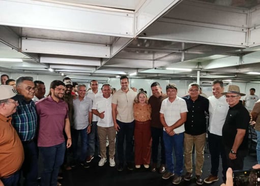 Lucas Ribeiro recebe apoio de seis prefeitos durante ExpoRiacho 2025, em Riacho dos Cavalos