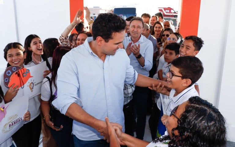 Lucas Ribeiro entrega reforma e ampliação de escola em São Mamede e travessia urbana de Várzea e destaca presença do Governo nos municípios