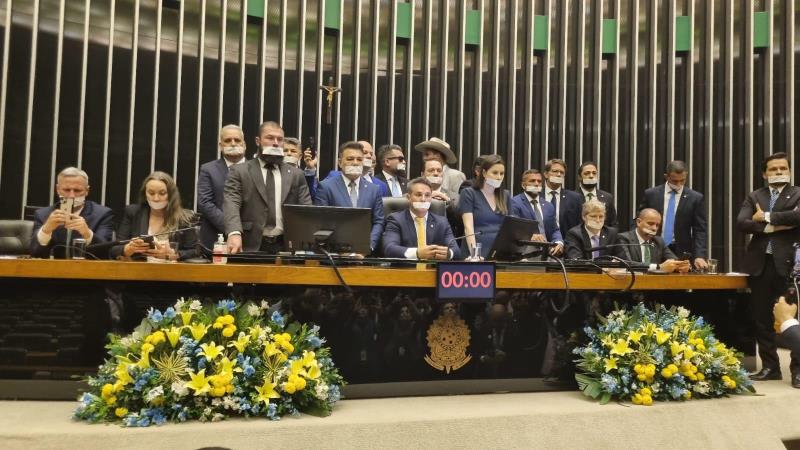 Parlamentares bolsonaristas ocupam plenários do Congresso em protesto contra decisão do STF; deputado paraibano participa do ato