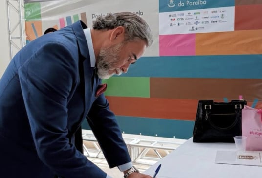 Adriano Martins assina Pacto Estadual pela Primeira Infância, em Campina Grande