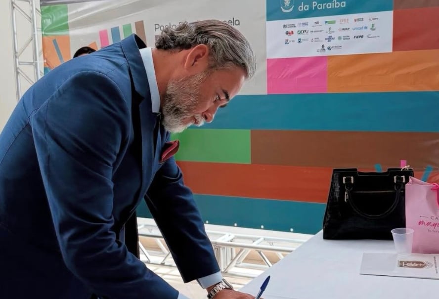 Adriano Martins assina Pacto Estadual pela Primeira Infância, em Campina Grande