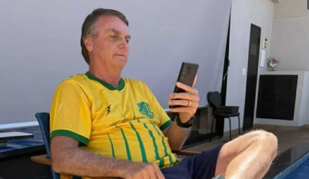 Especialistas veem descumprimento de medida cautelar por Bolsonaro após publicação de Flávio