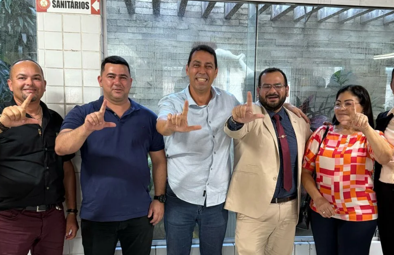 Depois de Elton Gomes, foi a vez de Mersinho da UP fazer o "L" de Léo Bandeira e reforçar bancada do prefeito na Câmara Municipal de Lucena