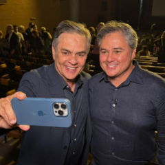 Senador Efraim Filho prestigia lançamento do curta "Habeas Pinho" em homenagem a Ronaldo Cunha Lima