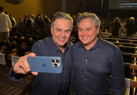 Senador Efraim Filho prestigia lançamento do curta "Habeas Pinho" em homenagem a Ronaldo Cunha Lima