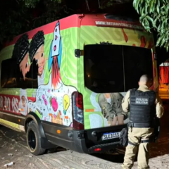 Van com adesivos de Hytalo Santos é encontrada abandonada em Mangabeira