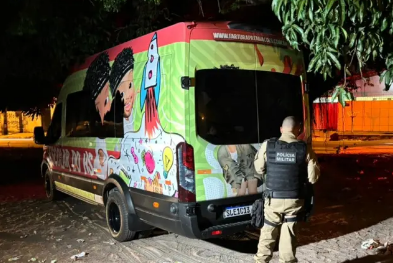 Van com adesivos de Hytalo Santos é encontrada abandonada em Mangabeira