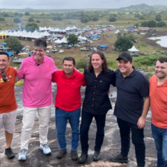 Ao lado de três prefeitos, Veneziano prestigia a tradicional Festa da Pedra, em Caiçara