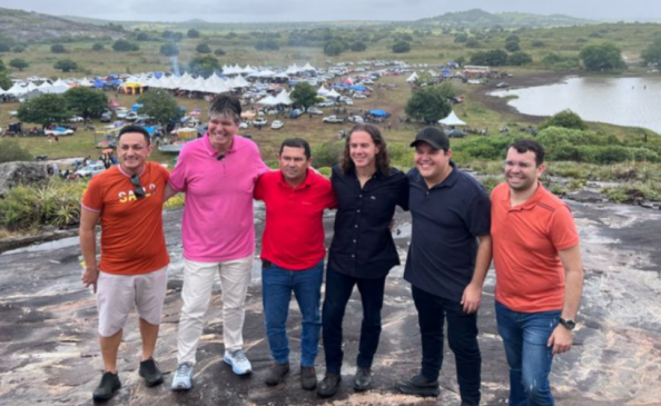 Ao lado de três prefeitos, Veneziano prestigia a tradicional Festa da Pedra, em Caiçara