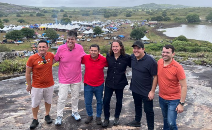 Ao lado de três prefeitos, Veneziano prestigia a tradicional Festa da Pedra, em Caiçara