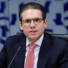 Hugo Motta quer votar nesta quarta PL que cria regras de proteção a crianças na internet
